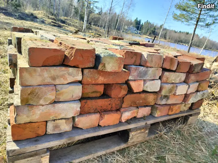 Säljes Röda gamla charmiga tegelstenar säljes