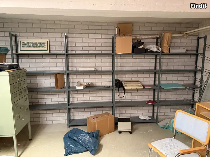 Säljes Metallhyllor