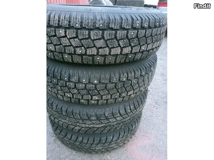 Myydään Ford 4-108 vanteilla nastarenkaat 155R13 Fiesta 2001 alta
