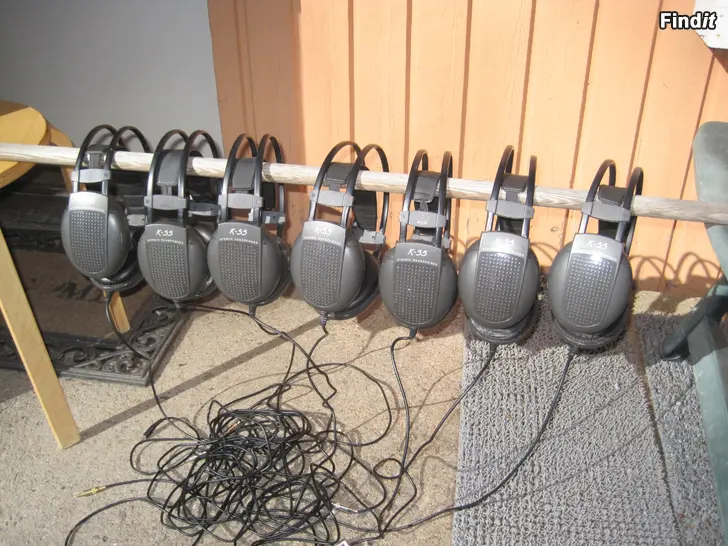 Myydään 7 x AKG Kuulokkeita / Hörlurar