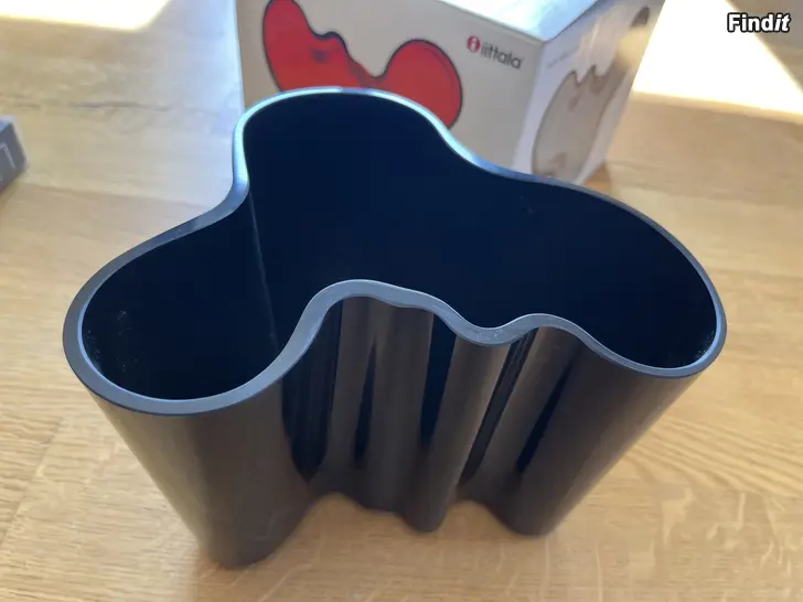 Myydään Maljakko musta