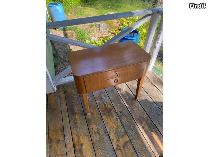 Säljes Litet retro nattduksbord