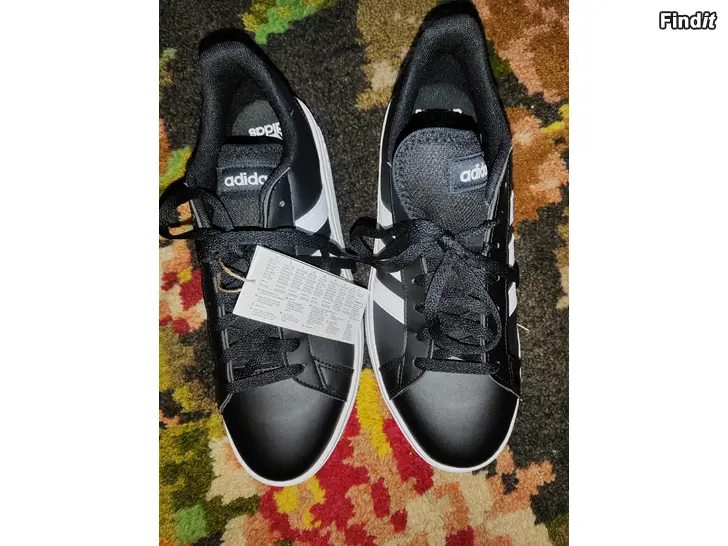 Säljes Uudet Unisex Adidas tennarit