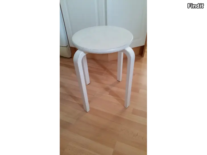 Myydään Puujakkara valkoinen 6e