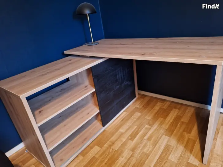 Myydään JYSK hörnskrivbord/kulmatyöpöytä ULSTED 60-130x130-192 i ek/svart
