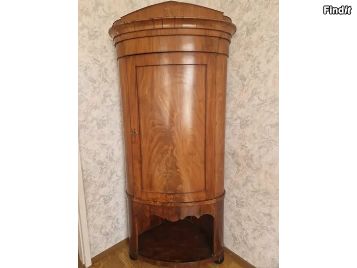 Myydään Kulmakaappi