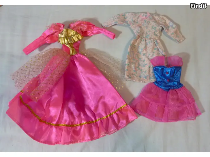 Myydään Barbien vaatteita ja tavaroita