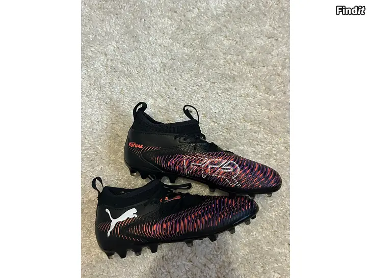 Myydään Jalkapallo kengät edullisesti