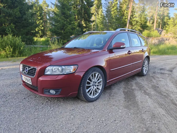 Myydään Volvo v50