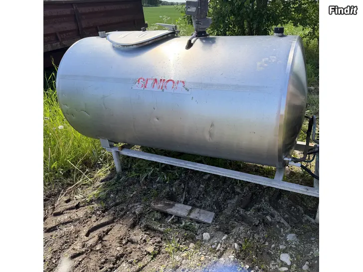Myydään Isolerad och rostfri vattentank 750 liter
