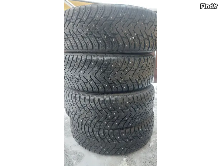 Säljes 215/70 R16 dubbdäck