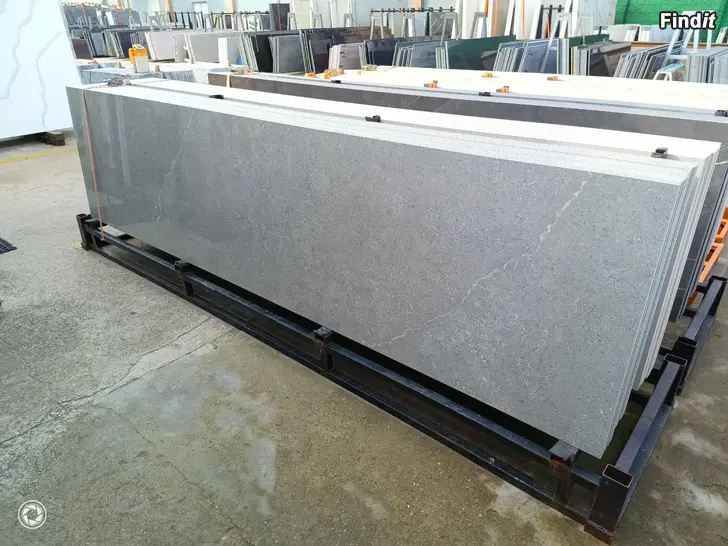 Myydään Bänkskiva av keramik  längd 3200mm  x 800mm   pris 4500