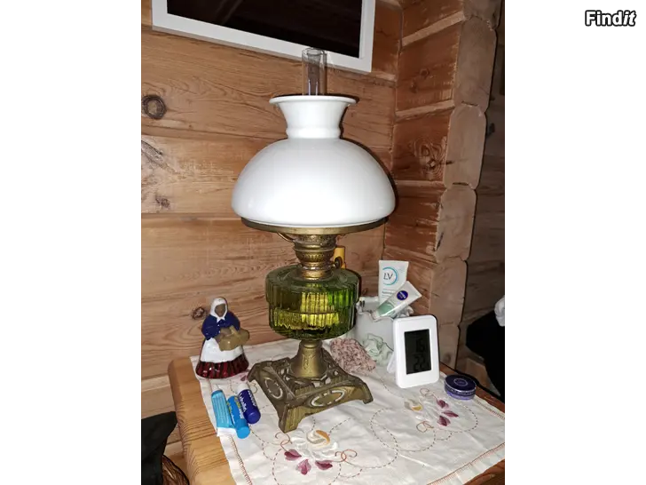 Säljes En gammal fin Oljelampa