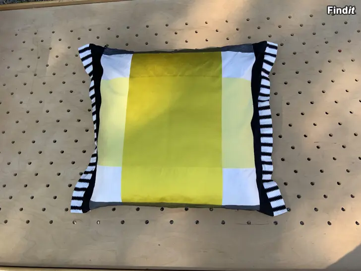 Säljes Designers Guild dynor, dubbelsidig silke