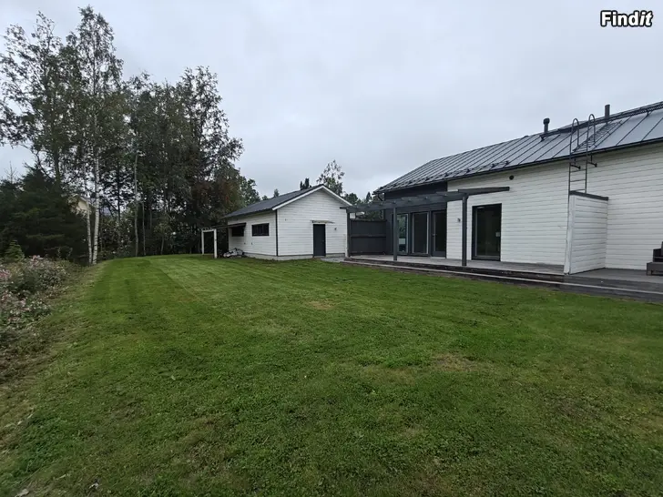 Säljes Parhus i furuholmen med varmgarage