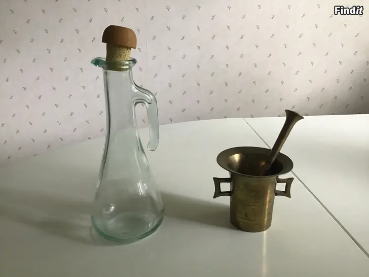 Säljes Mortel i mässing och oljeflaska i glas