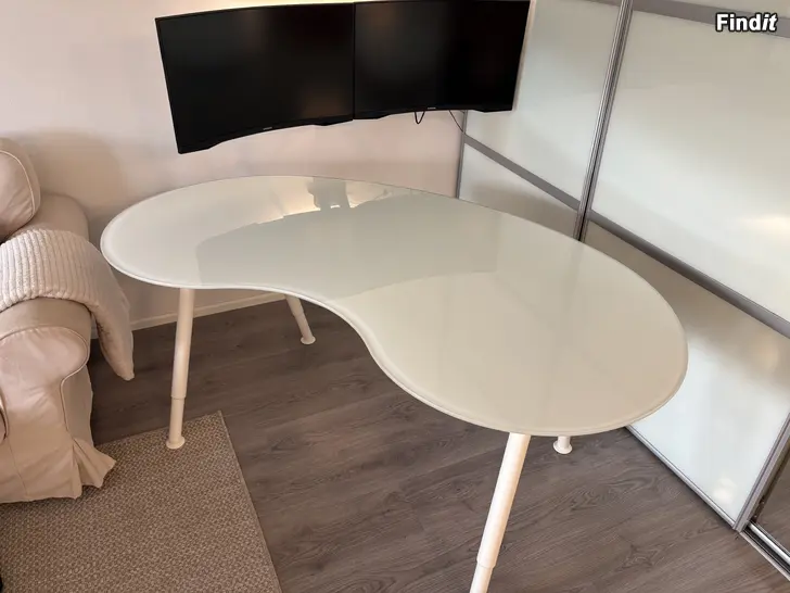 Säljes Skrivbord med glasskiva 160x85cm