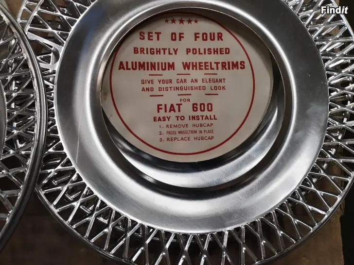 Myydään FIAT 600 koristekapselit