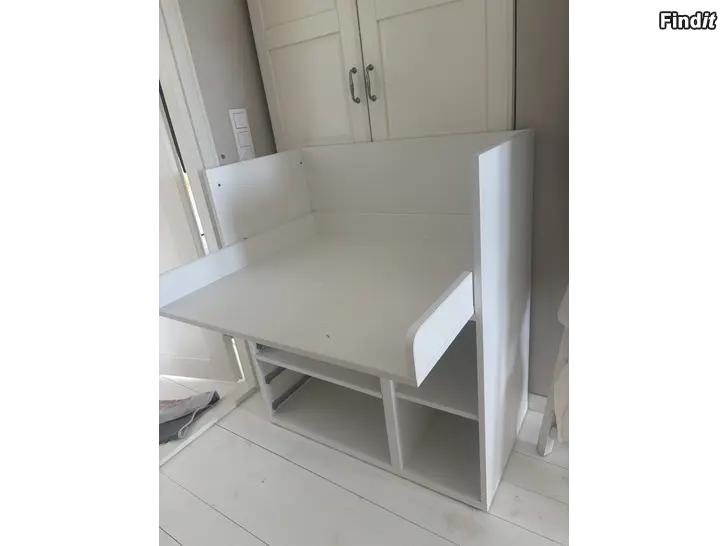 Säljes IKEA skötbord/skrivbord