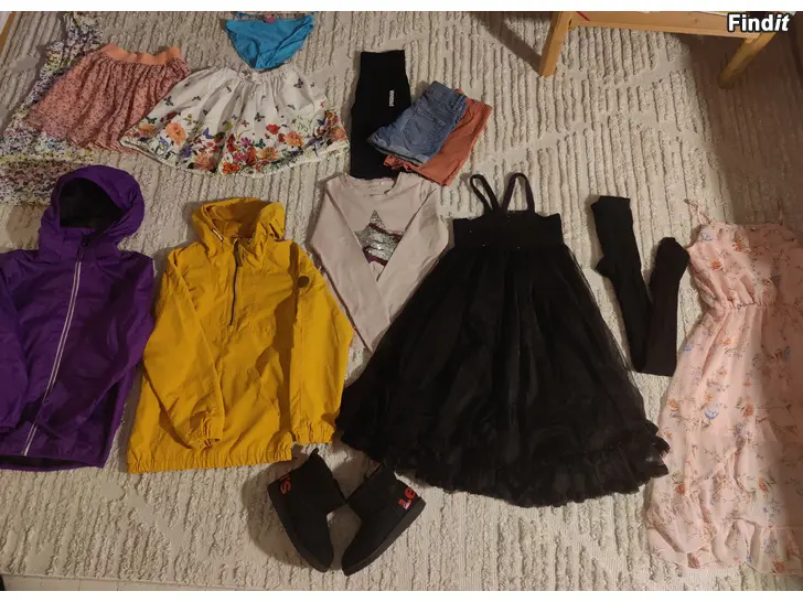 Myydään Vaatepaketti tytölle 134/140