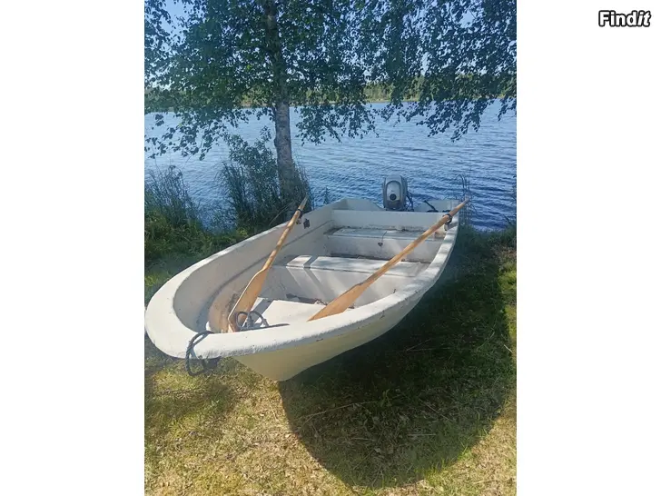 Säljes Mökkivene perämoottorilla ja airoilla