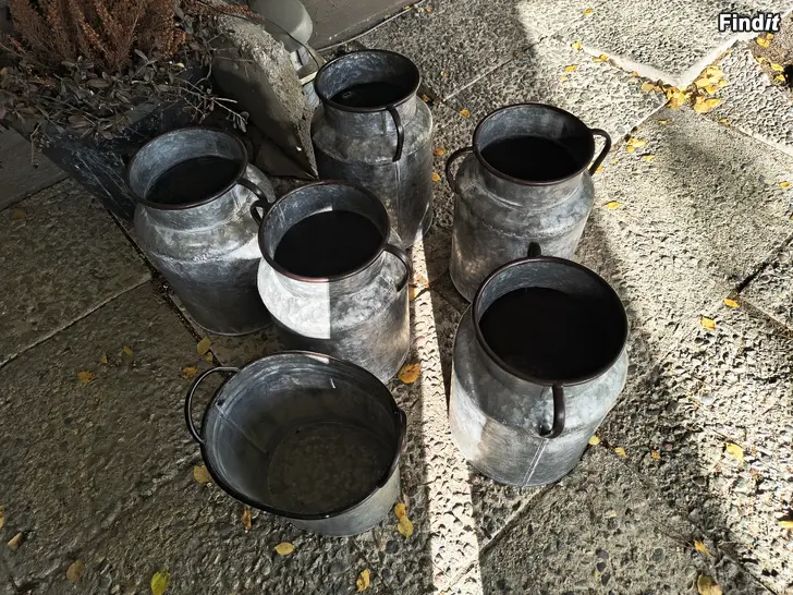 Myydään Plåt mjölkhinkar och trälådor