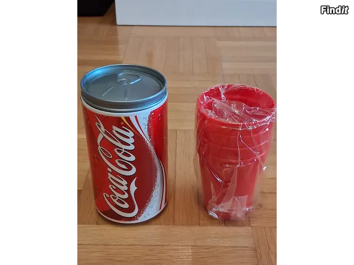 Myydään Coca-Cola muovitölkki, jonka sisällä 4 kpl muovimukeja. Uusi