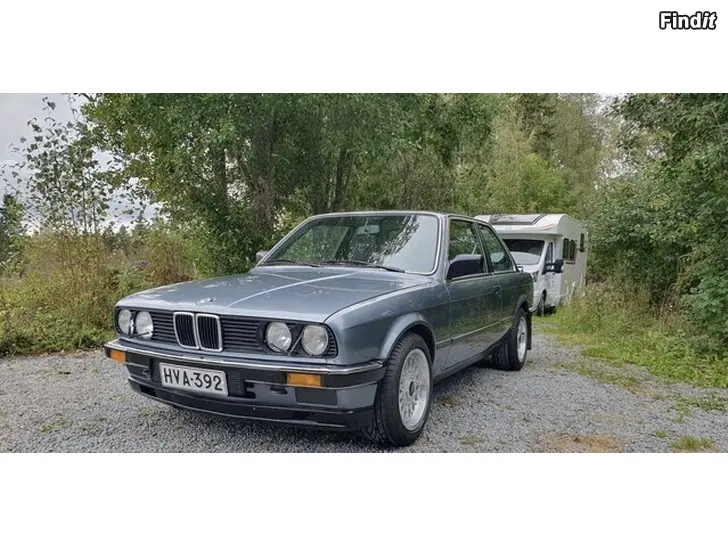 Säljes BMW E30 323i-83 musorekisterissä