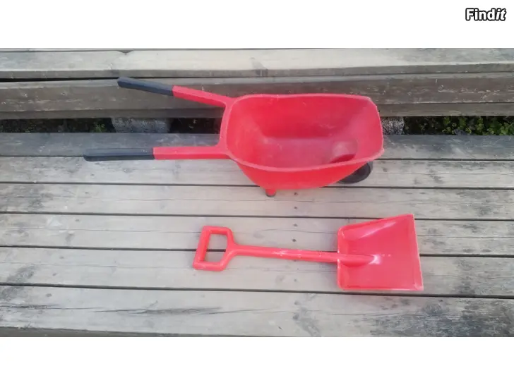 Myydään Muoviset kottikärryt ja lapio -leluja yhteishintaan 4e