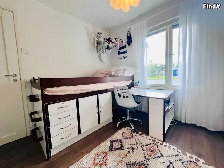 Säljes Loftsäng med lådor, skåp och skrivbord