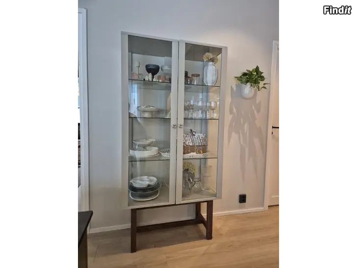 Myydään Ikea vitrinskåp