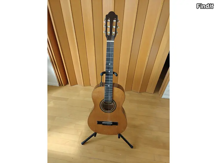 Säljes Landola gitarr inkl. Ställning