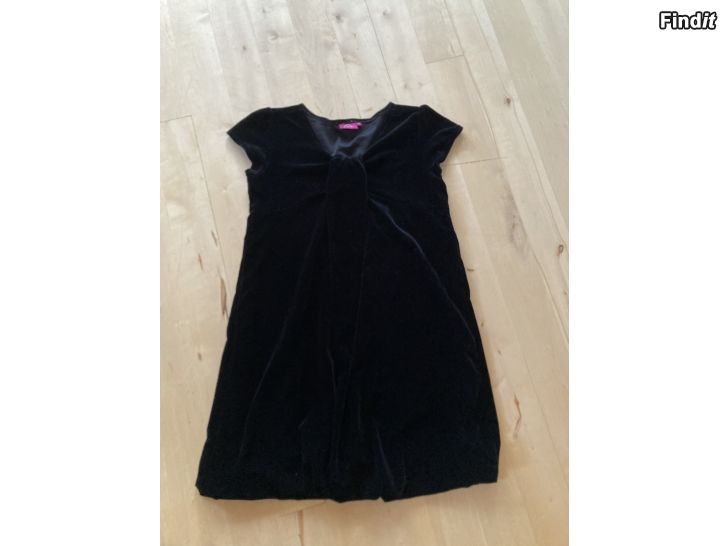 Säljes Svart flick-festklänning, 150 cm