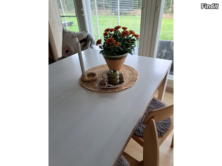 Säljes Gediget o stabilt matbord i helträ, ask, vitlaserat