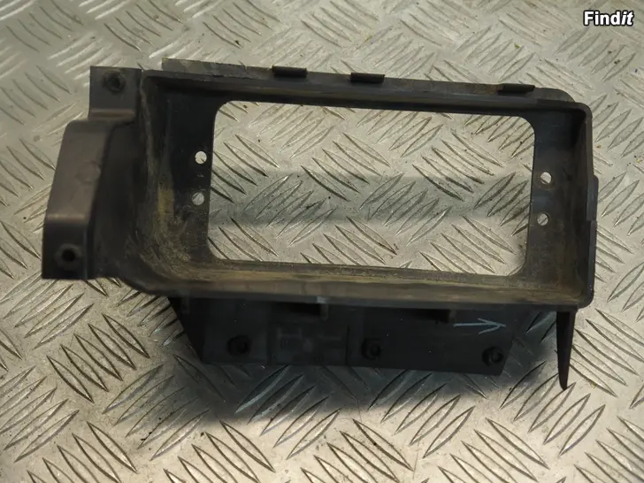Myydään Audi 100 82-91 sumuvalon kehys etu oikea 443807164
