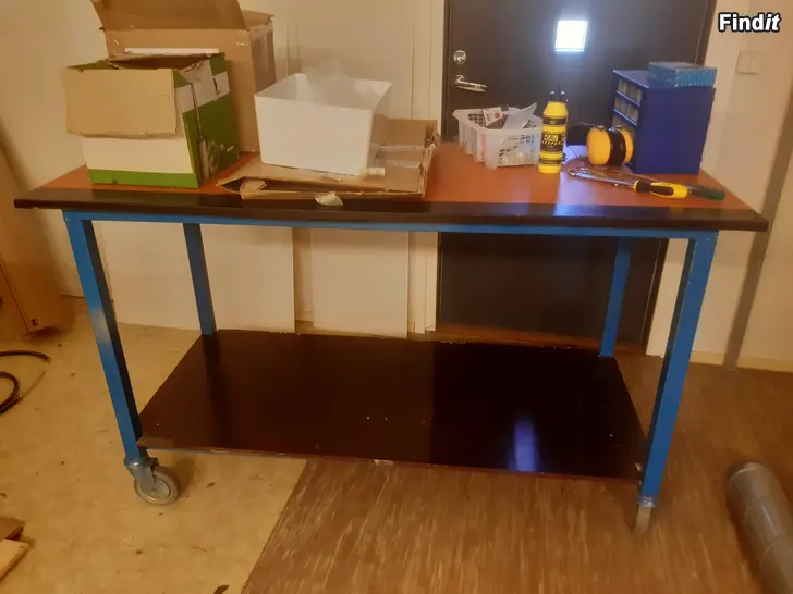 Säljes Arbetsbord Skåp och Hyllor