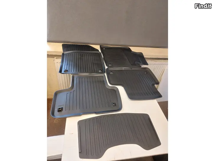 Säljes Volvo XC60 mk2 UUSI OEM Kumimattosarja 5 kpl vm. 2018