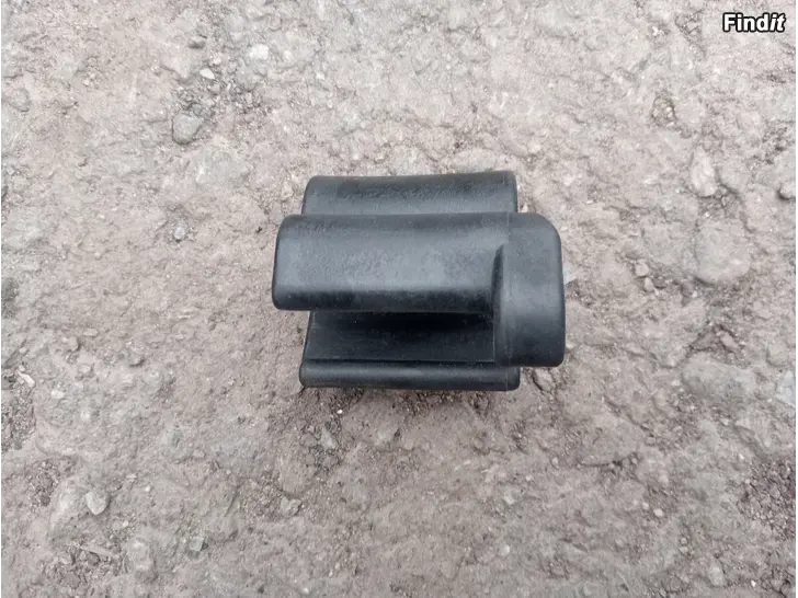 Myydään Volvon akun kiinitys kappale