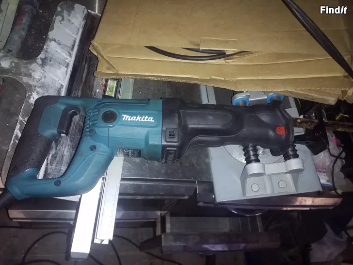 Myydään Vähän käytetty Makita puukkosaha halvalla nurkista