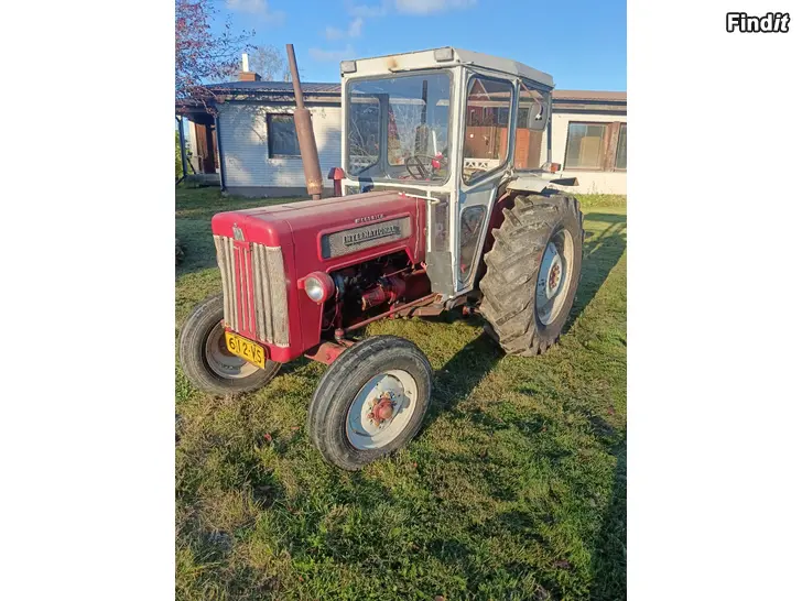 Säljes Gårdstraktor med schaktblad o kedjor