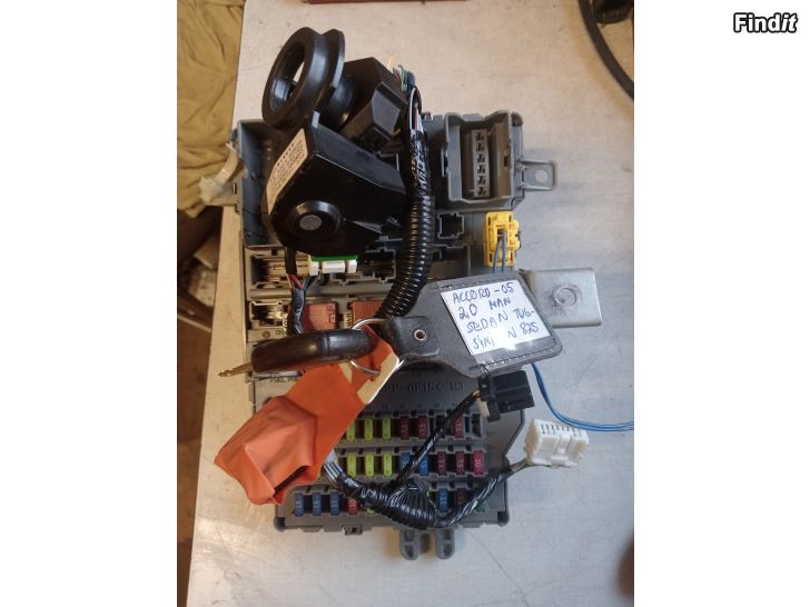 Myydään Honda Accord 2,0 2005 ECU sarja