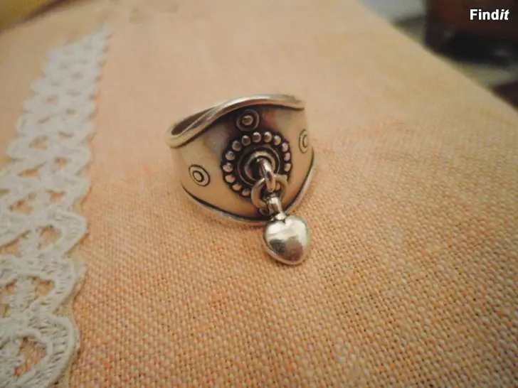 Myydään Kalevala Sydänsormus 17,5 Hopea uudenveroinen