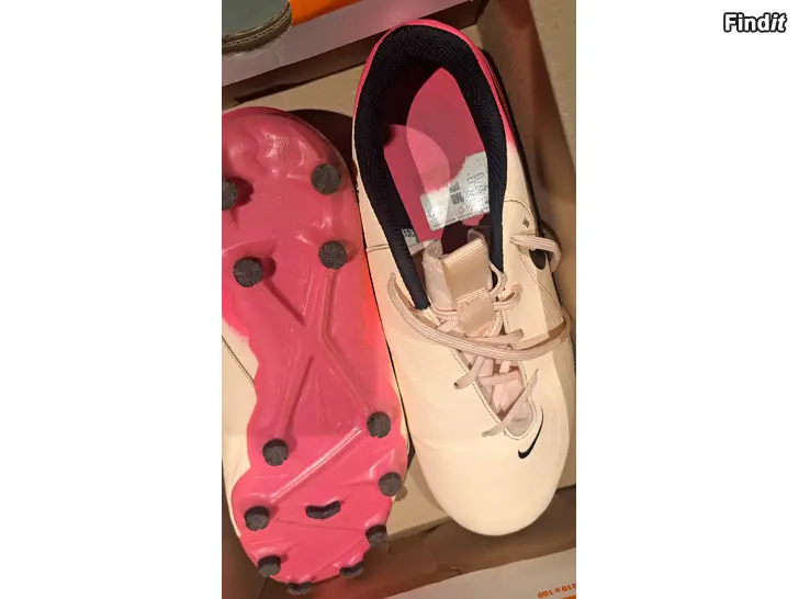 Säljes Nike fotbollsskor 38,5