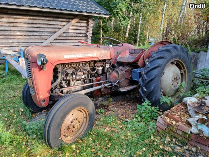 Säljes Traktor MASSEY-FERGUSON