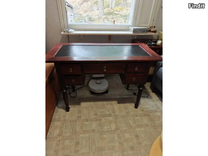 Myydään Gammalt skrivbord