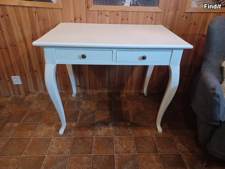 Säljes Fint gammalt bord med två lådor