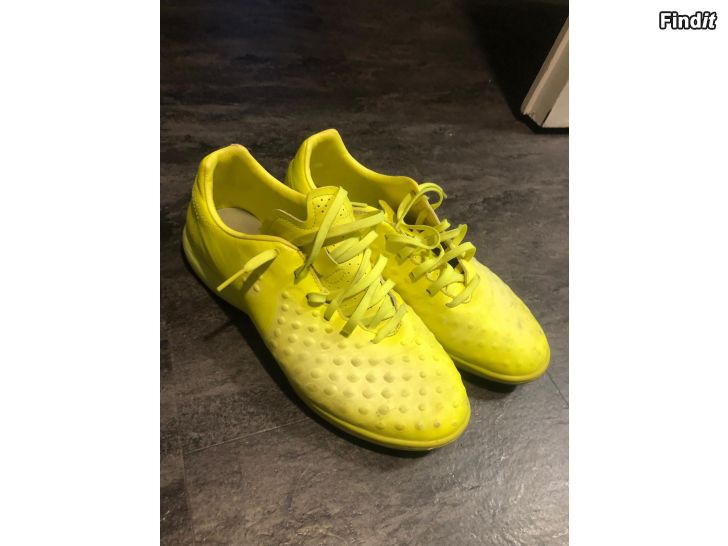 magista futsal shoes