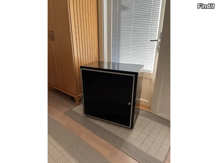 Säljes Litet svart vitrinskåp