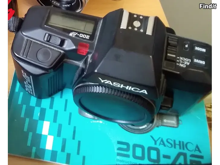 Myydään Yashica -kokoelma, 6 kameraa ja oheistarvikkeita, salamat, Tamron objektiivi 80-210mm