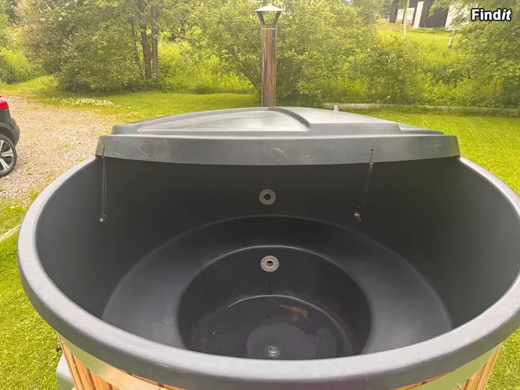 Säljes Vedeldad badtunna på trailer  mycket fint skick